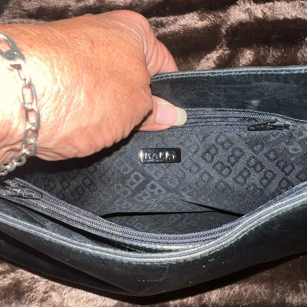 Bally Vintage Black Leather Shoulder Bag with Rubber Bottom - Picture 4 of 10